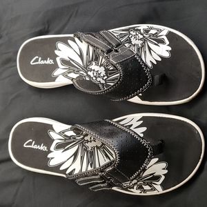 Womans Black and white flip flops